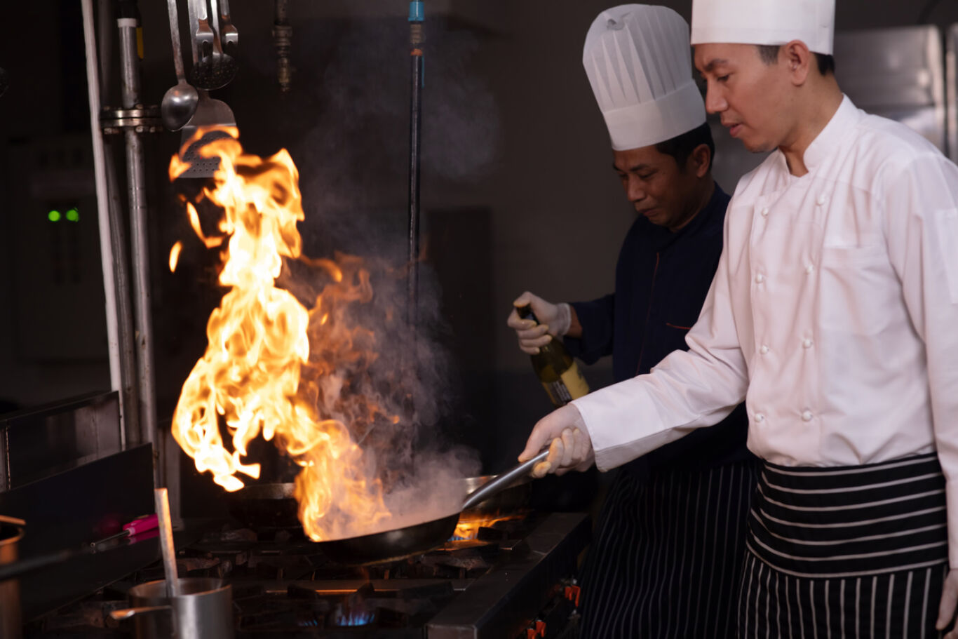Aziatische kok vuur keuken