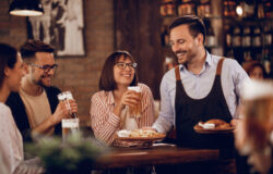 Blije horecaondernemer man eetcafe 1050x700