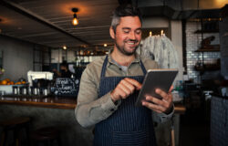 Man ipad horecazaak ondernemer small