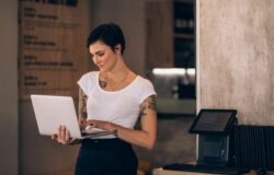 Vrouw restaurant laptop kassa horeca 1050 700