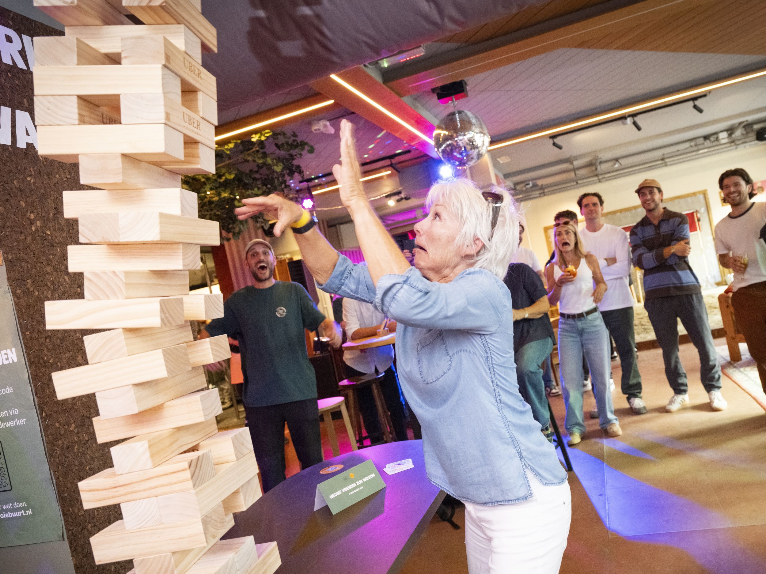 Mooie Boules - Dame speelt Jenga