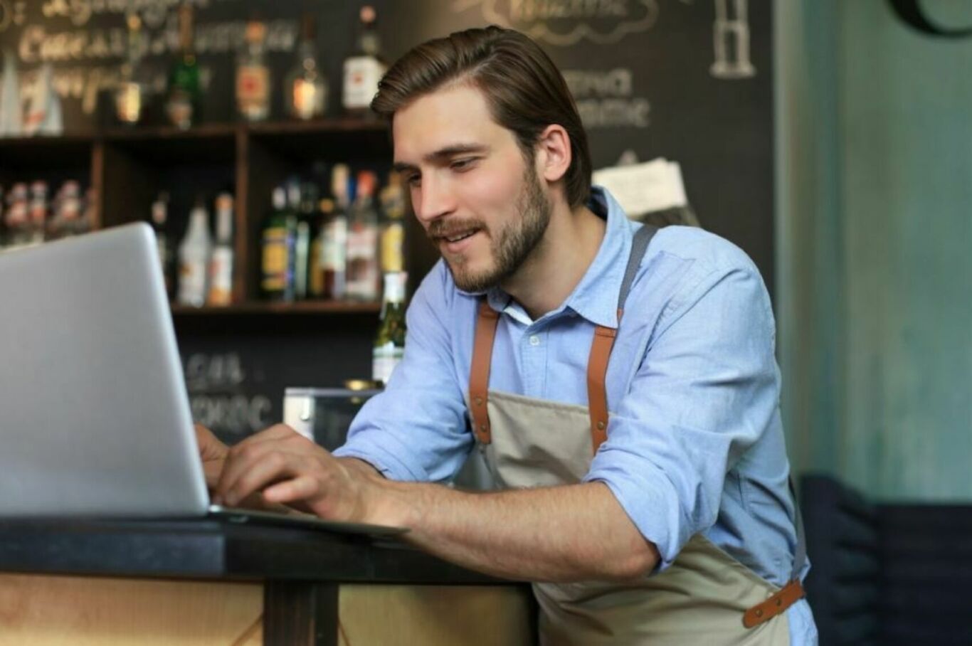 Ondernemer restaurant laptop