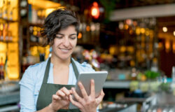 Horecamedewerker met iPad mini