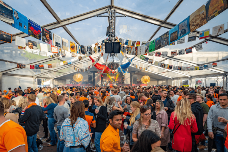 Statiegeldbeker tijdens Koningsdag Alkmaar KHN