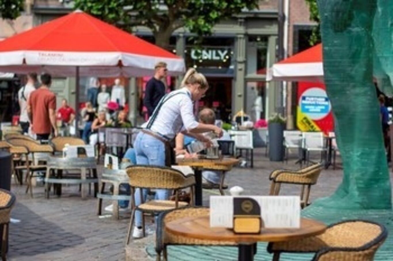 I Stock 1246334439 tafel schoonmaken terras corona