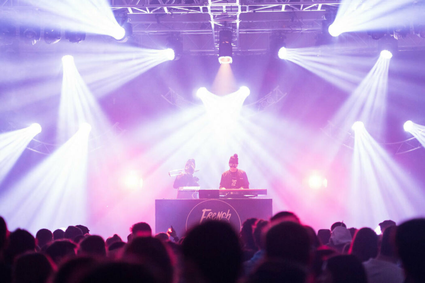 Club night dj s 1050x700