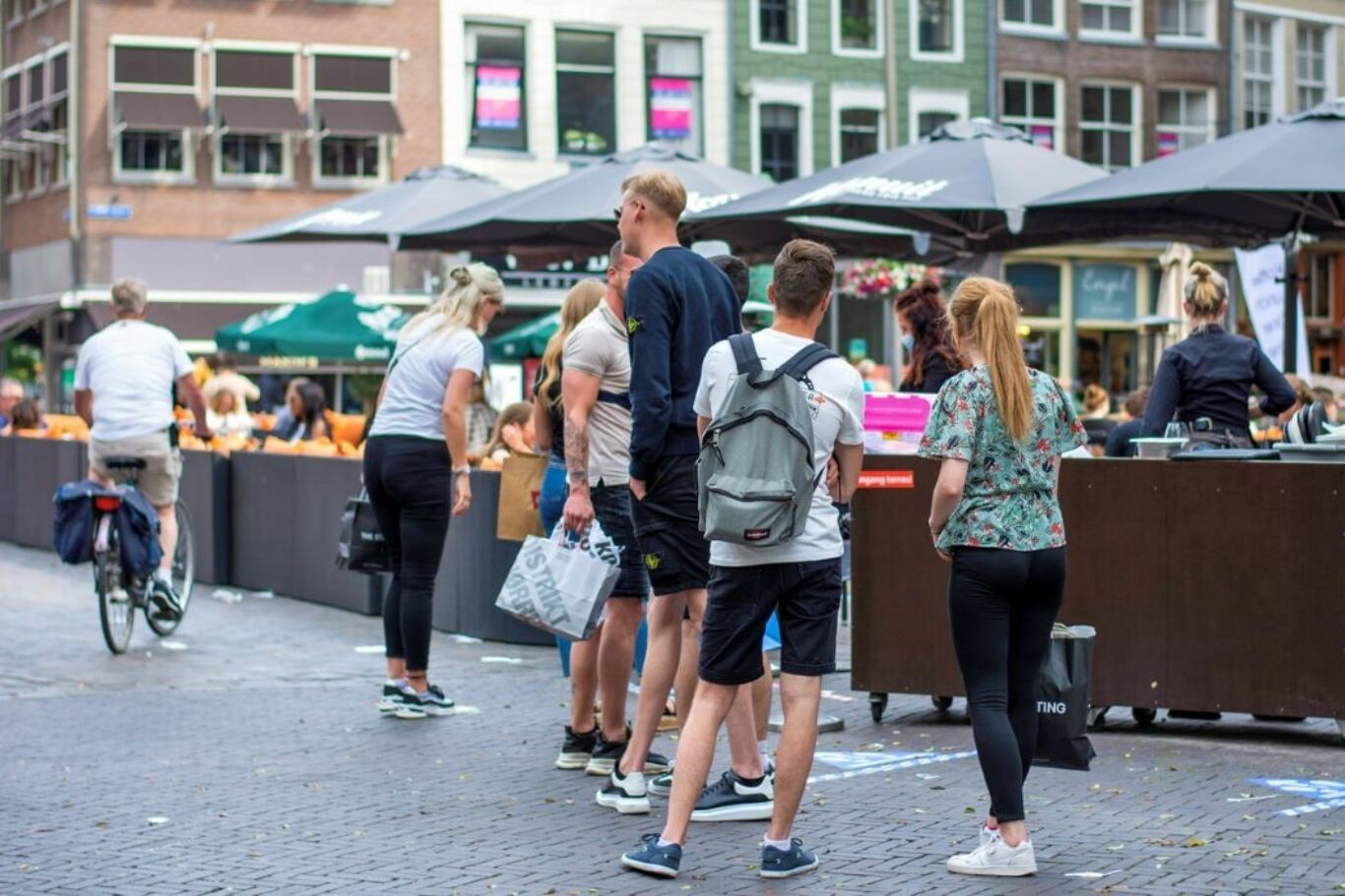 I Stock 1246349819 foto terras corona wachtrij