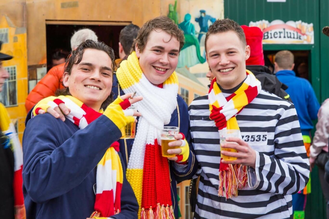 Carnaval Ben ik strafbaar als iemand onder de 18 een sigaret in rookruimte