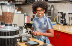 Barista meisje koffie