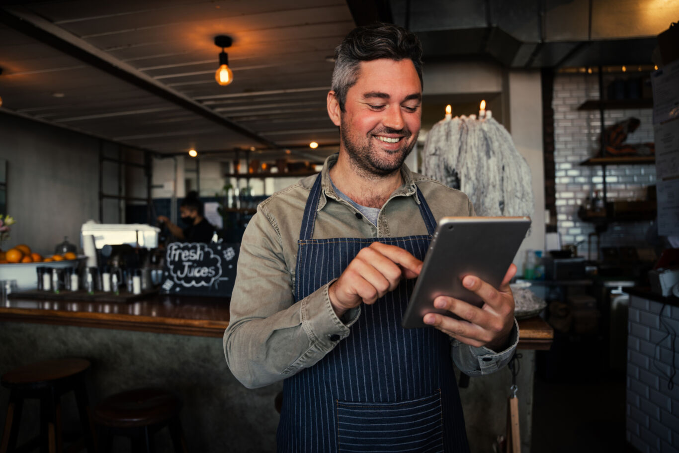 Man ipad horecazaak ondernemer