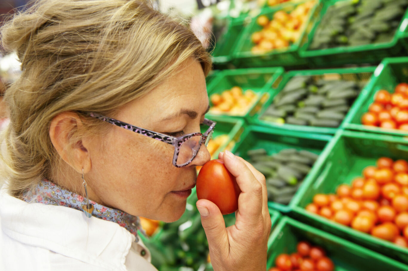Groenten markt vrouw tomaat